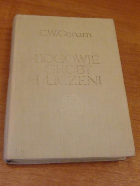 Bogowie, groby i uczeni