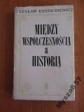 Między Współczesnością A Historią