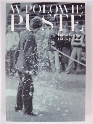 W połowie puste