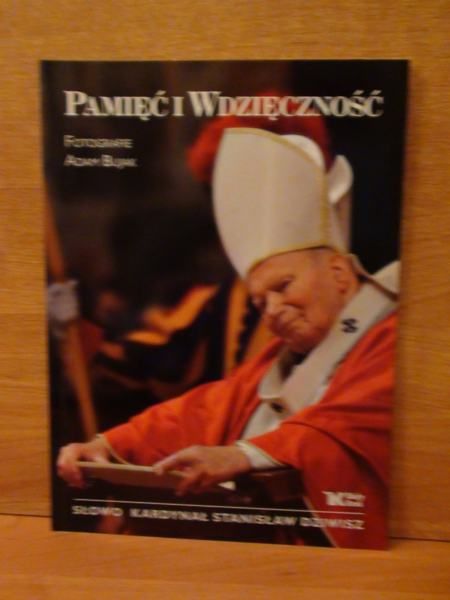 Pamięć i wdzięczność. Fot. Adam Bujak, wstęp:kard.S.Dziwisz