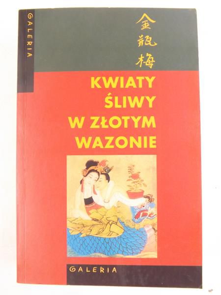 Kwiaty śliwy w złotym wazonie