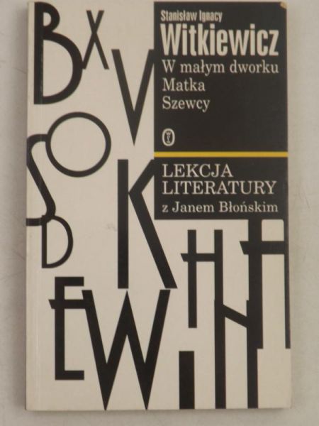 W małym dworku.