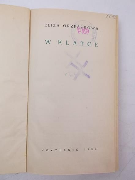 W klatce