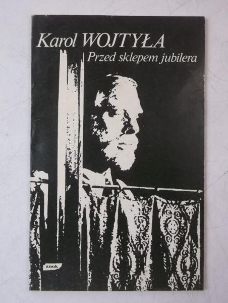 Karol Wojtyła przed sklepem jubilera