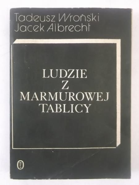 Ludzie z marmurowej tablicy