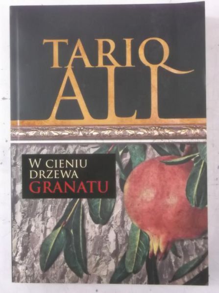 W cieniu drzewa granatu