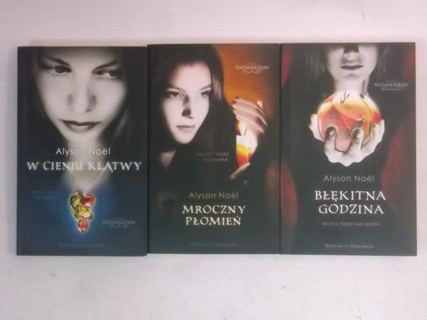 Mroczny płomień / Błękitna godzina / W cieniu klątwy