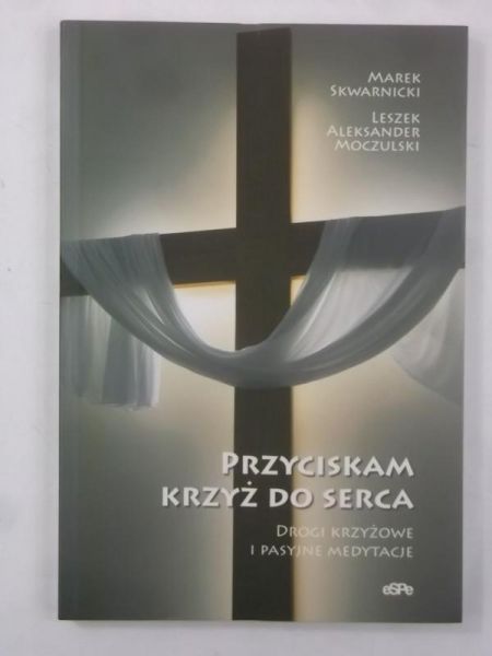 Przyciskam krzyż do serca