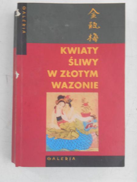 Kwiaty, śliwy w złotym wazonie