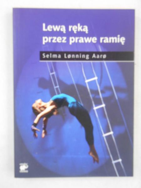 Lewą ręką przez prawe ramię