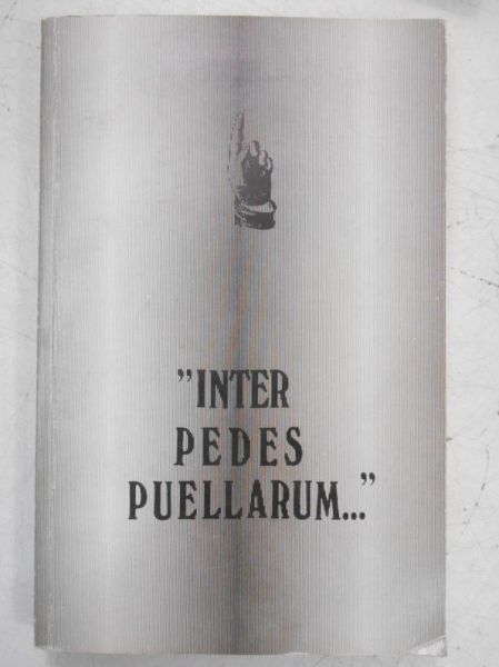 Inter Pedes Puellarum…
