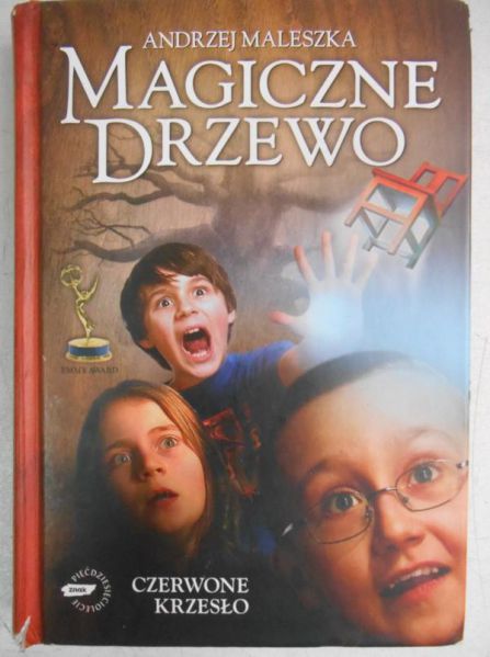 Magiczne drzewo. Czerwone krzesło