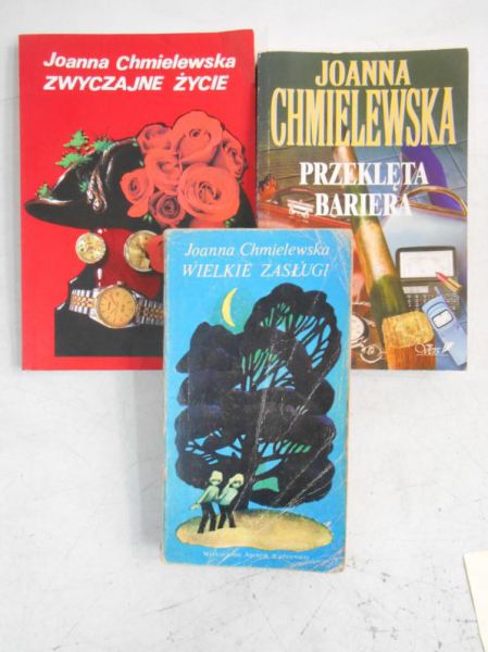 Przeklęta bariera / Zwyczajne życie / Wielkie zasługi