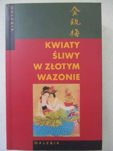 Kwiaty śliwy w złotym wazonie