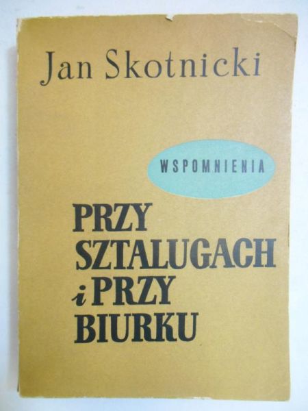 Przy sztalugach i przy biurku. Wspomnienia