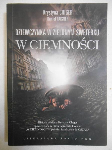 Dziewczynka w zielonym sweterku w ciemności