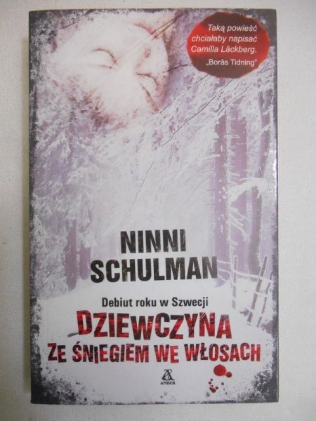Dziewczyna ze śniegiem we włosach