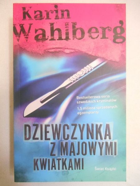 Dziewczynka z majowymi kwiatkami