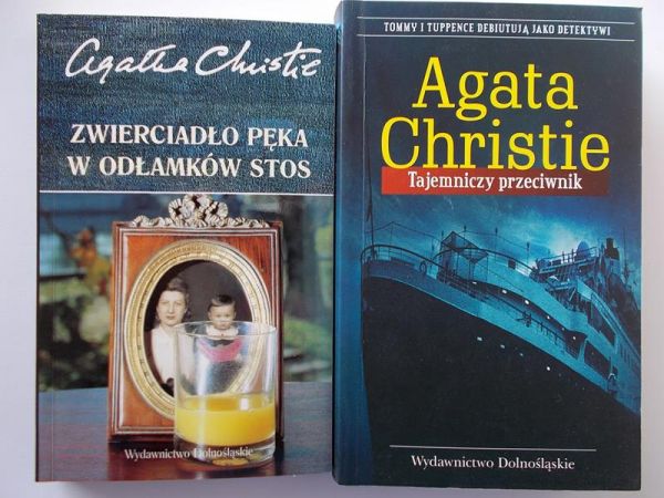 Christie Agata - Zwierciadło pęka w odłamków stos, Tajemniczy przeciwnik