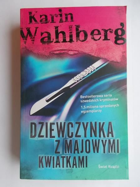 Dziewczynka z majowymi kwiatkami