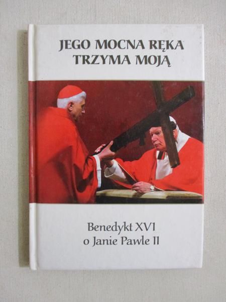 Jego mocna ręka trzyma moją