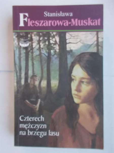 Czterech mężczyzn na brzegu lasu