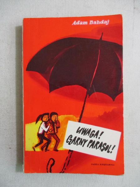 Uwaga! Czarny parasol