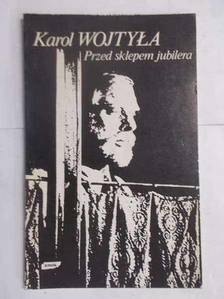 Przed sklepem jubilera