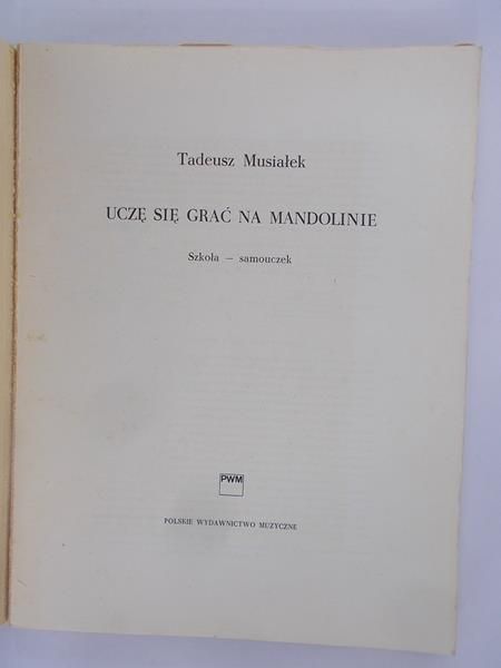 Uczę się grać na mandolinie