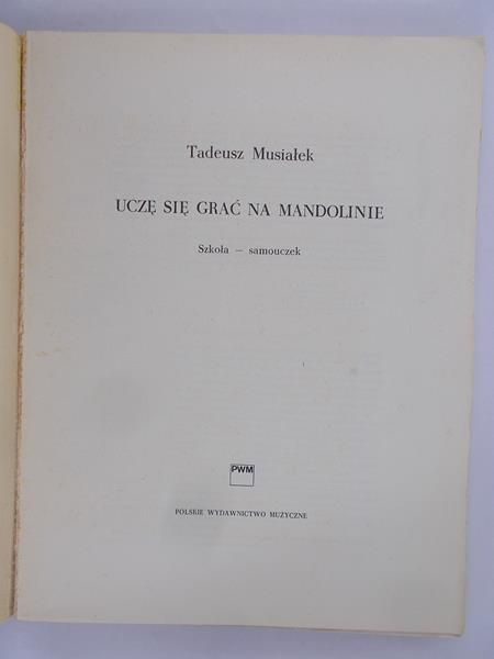 Uczę się grać na mandolinie