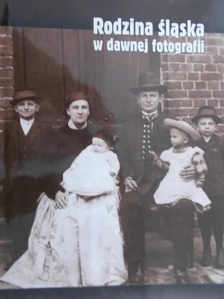 Białas Irena - Rodzina śląska w dawnej fotografii