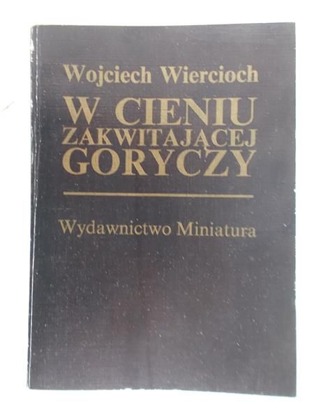 W cieniu zakwitającej gorczycy