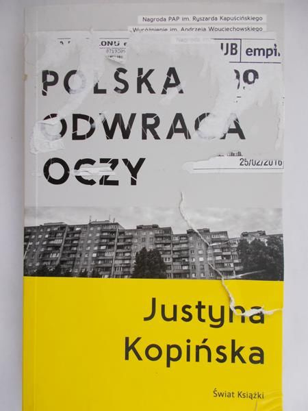 Kopińska Justyna - Polska odwraca oczy
