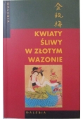 Kwiaty śliwy w złotym wazonie