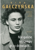 Nie gaście tej lampy przy drzwiach