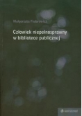 Człowiek niepełnosprawny w bibliotece publicznej