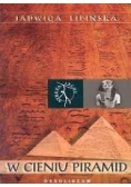 W cieniu piramidy