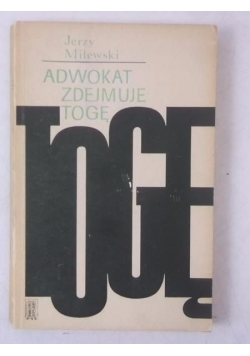 Adwokat zdejmuje togę
